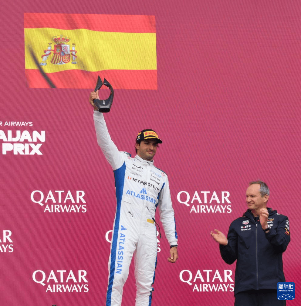 红牛车队鏖战梅赛德斯，塞恩斯关键制胜